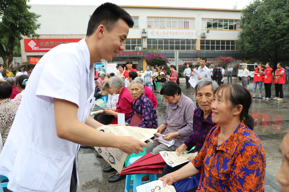 加强辖区居民健康管理 两江新区完成家庭医生签约近10万人